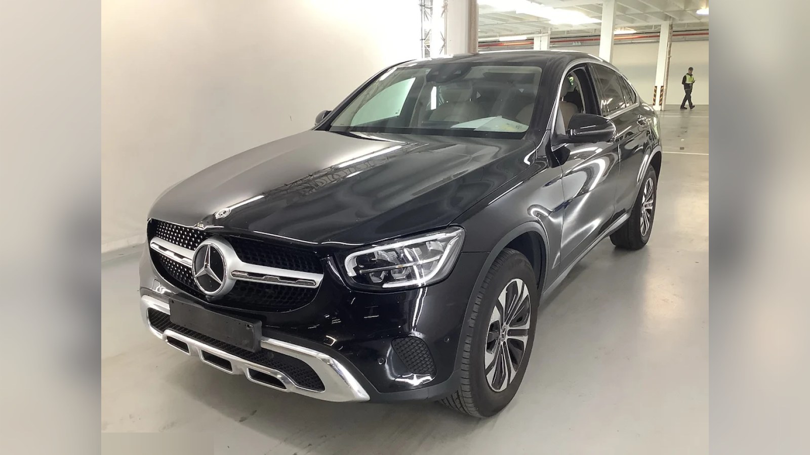 Mercedes GLC Coupé от търг на лизингова компания, сниман в залата за оглед — без шоурум и без лъскане, но в много добър вид.