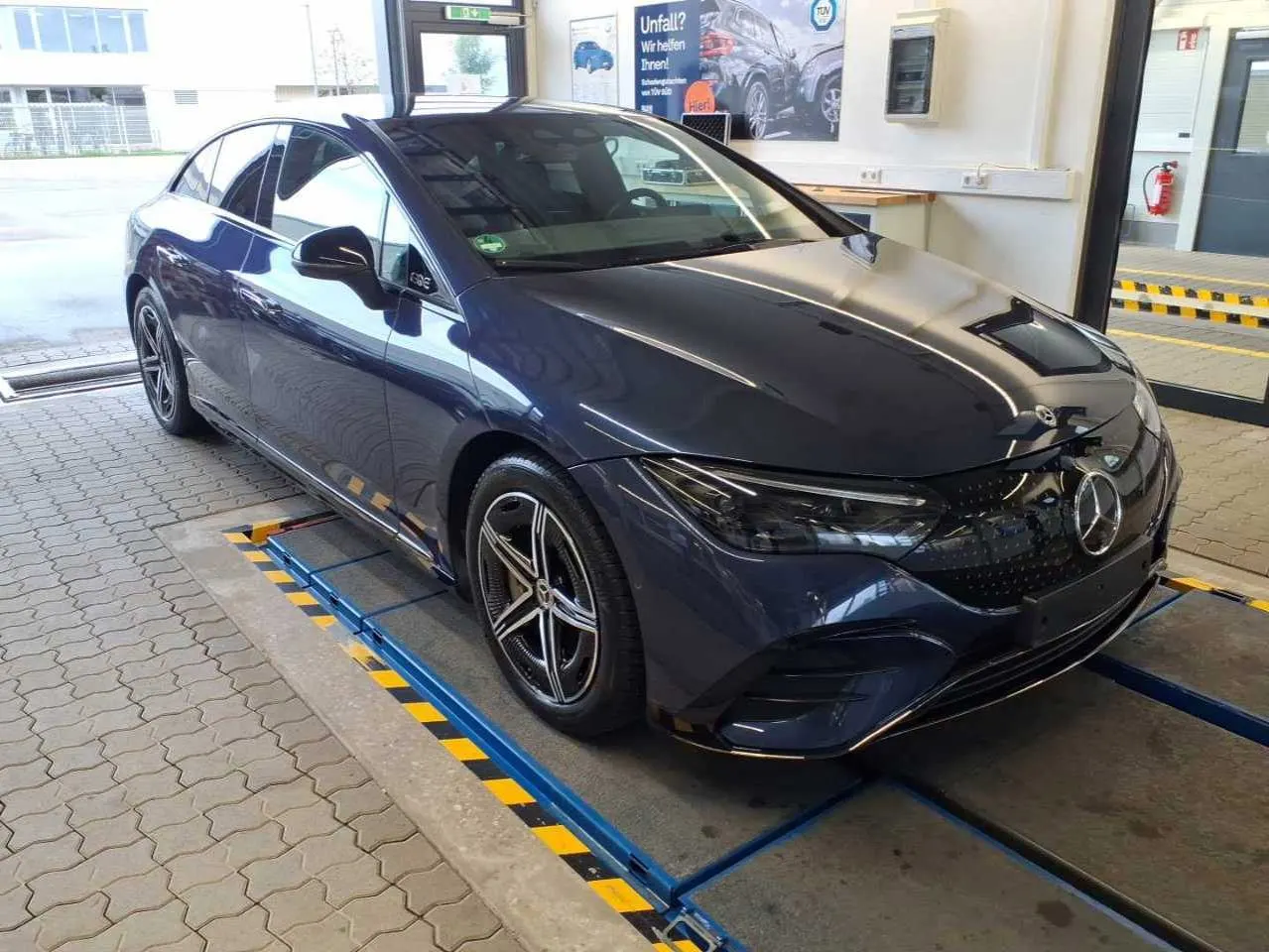 Mercedes-Benz EQE 350 AMG Line - Electric - Automatic - 292 hp - 47.593 km