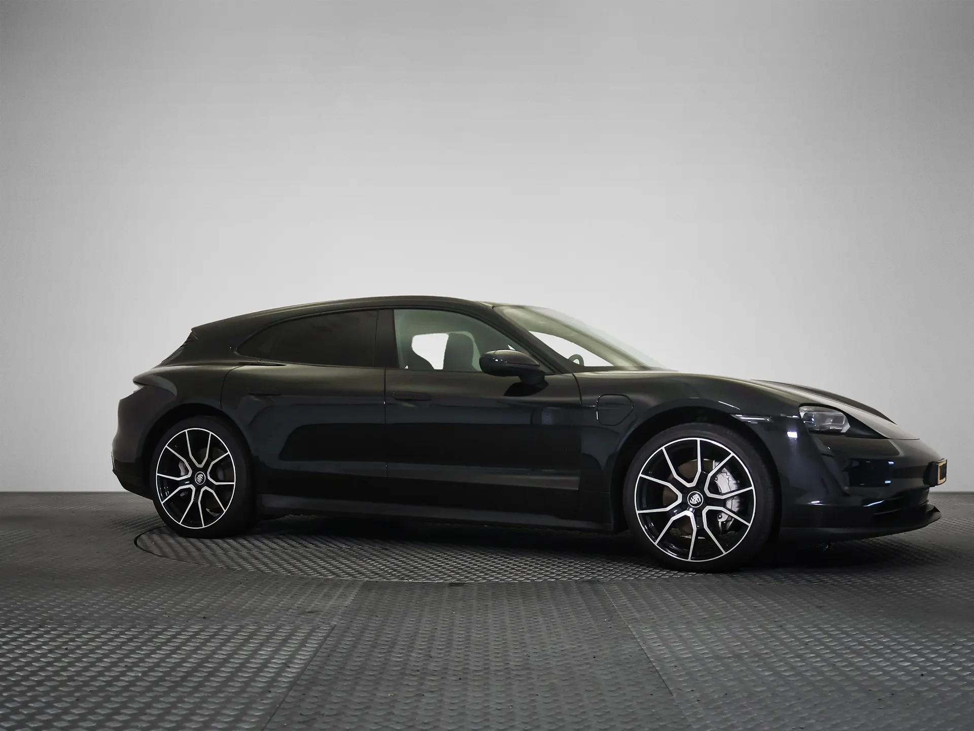Porsche Taycan Sport Turismo 79 kWh - Electric - Automatic - 381 hp - 157.279 km